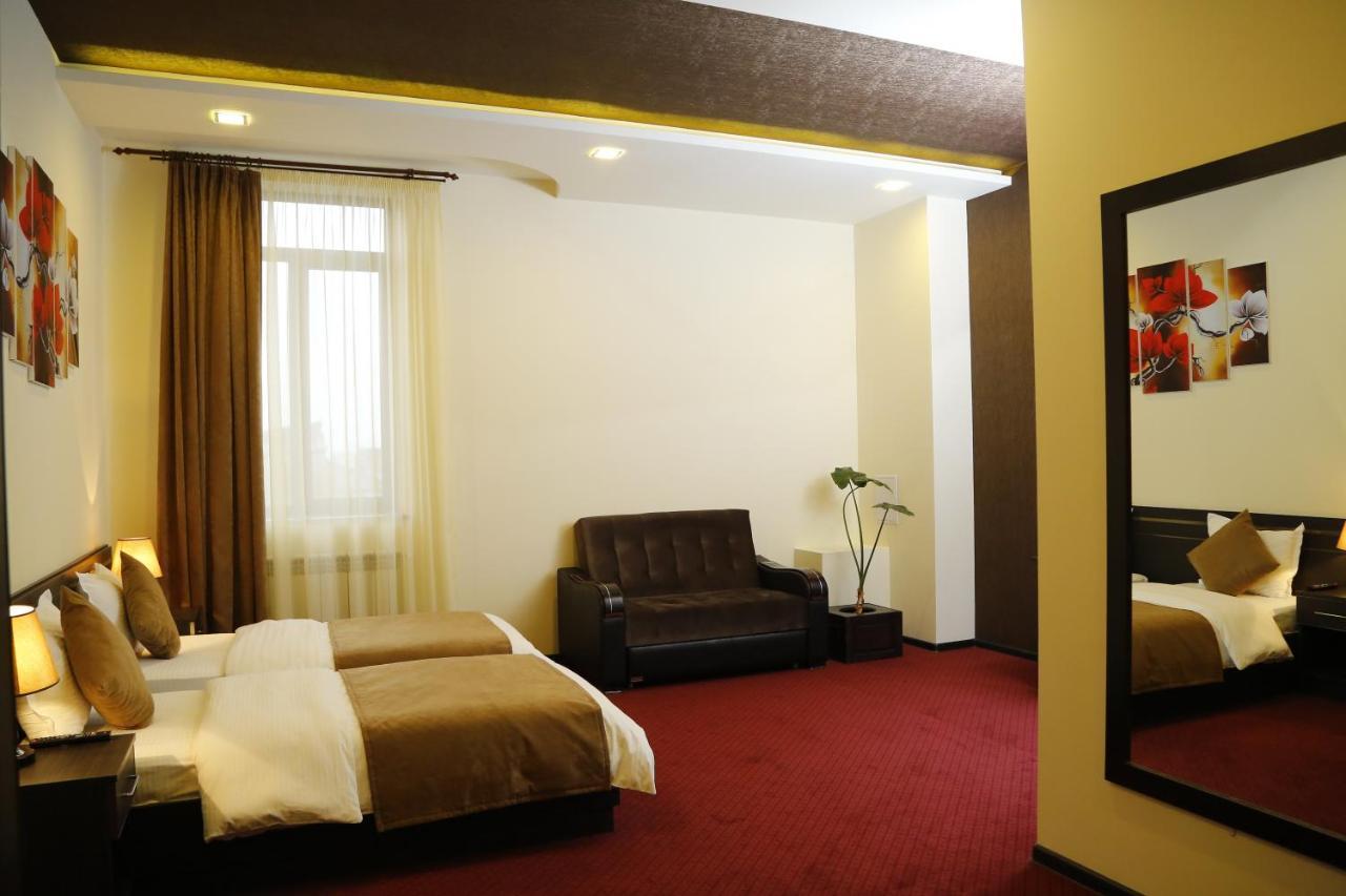 Tomu'S Hotel Guiumri Exterior foto